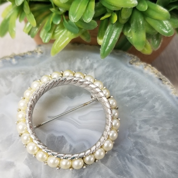 Vintage Crown Trifari Faux Pearl Brooch - Picture 2 of 7